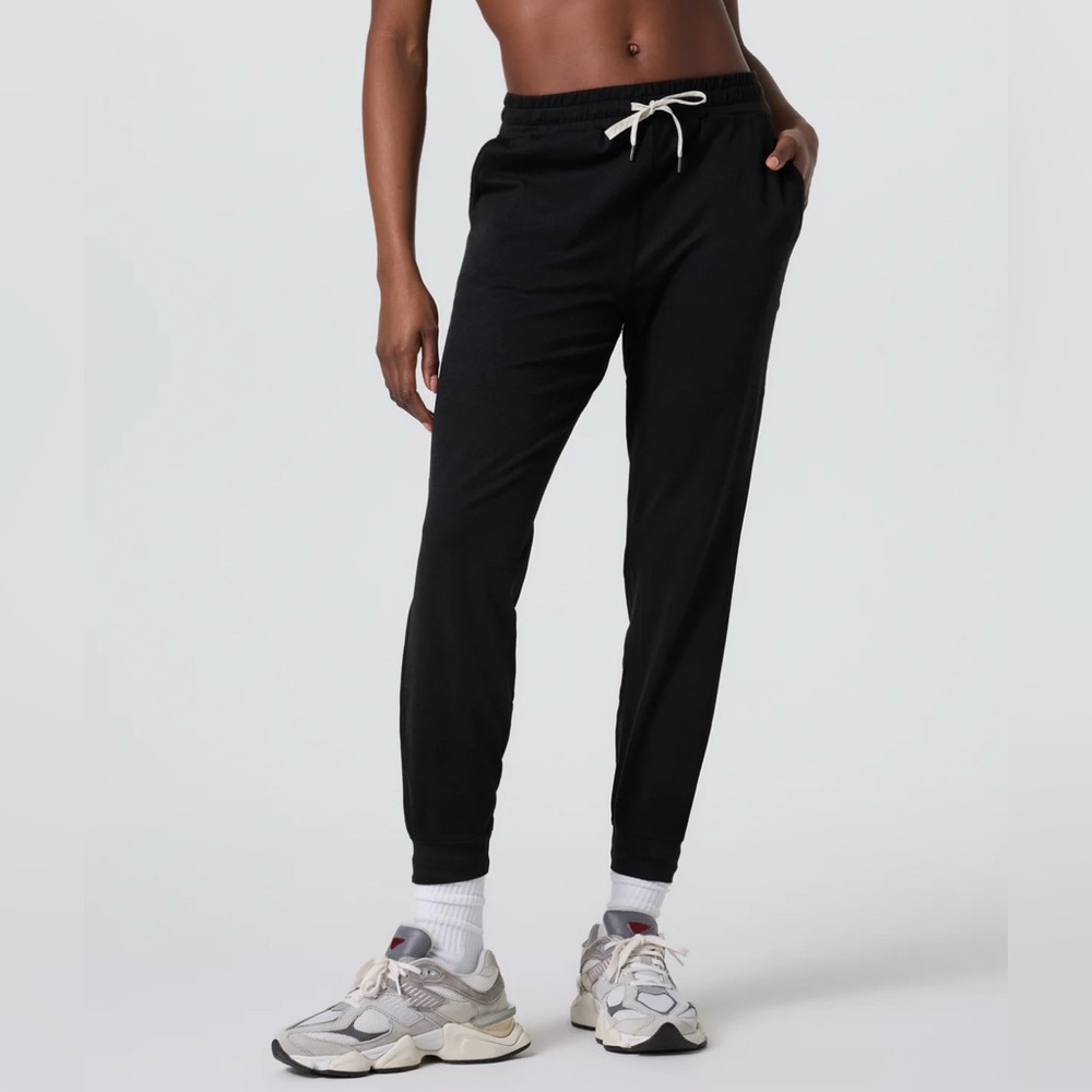 Vuori Black Heather Performance Joggers with Ivory Tie
